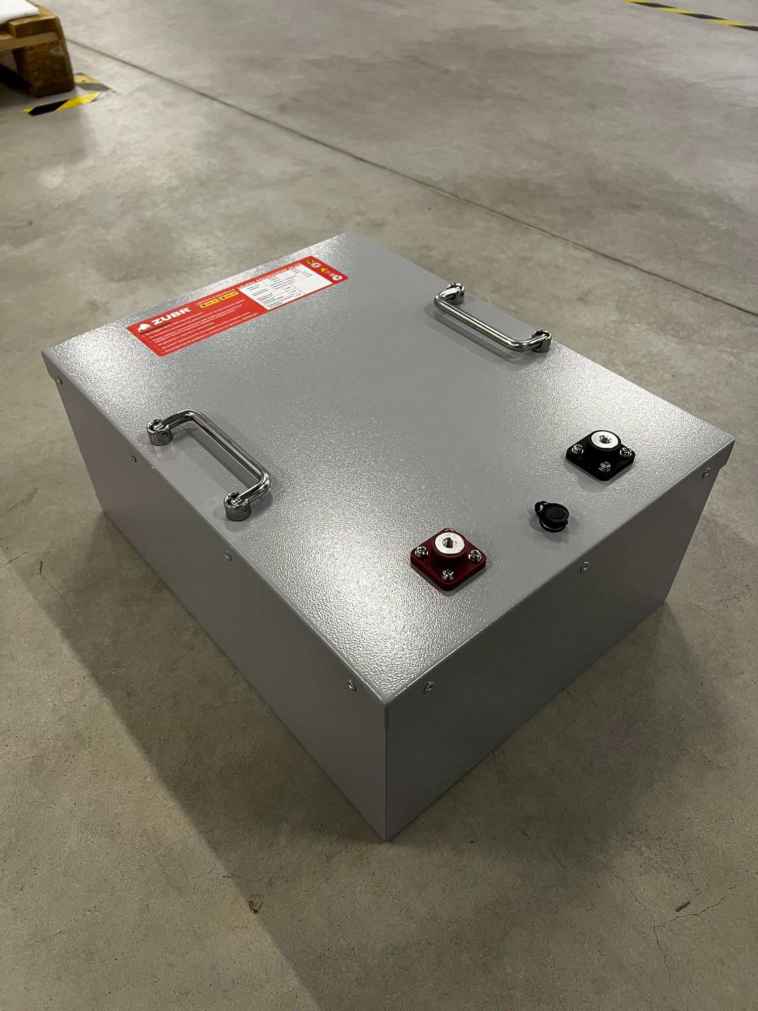 zubr-lifepo4-25.6v-210ah_1.jpeg АКБ ZUBR LiFePO4 25,6V 210Ah (металл) — изображение 1